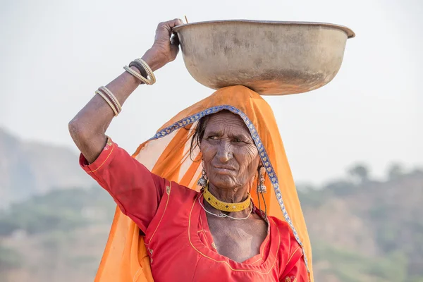 Femme indienne à la assisté à l'annuel Pushkar Camel Mela — Photo