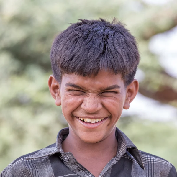 Niño indio asistió a la anual Pushkar Camel Mela. Esta feria es la feria comercial de camellos más grande del mundo . — Foto de Stock