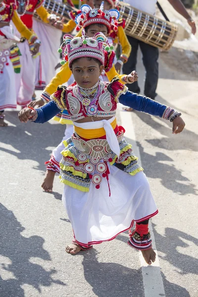 Crianças do Sri Lanka envolvidas no festival Katina, realizado de acordo com a cultura budista no dia de lua cheia — Fotografia de Stock