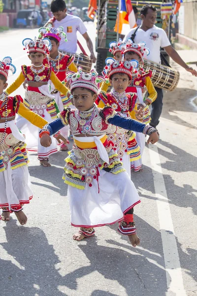 Crianças do Sri Lanka envolvidas no festival Katina, realizado de acordo com a cultura budista no dia de lua cheia — Fotografia de Stock