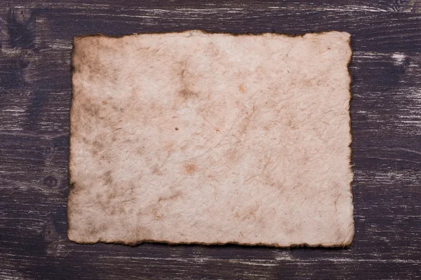 Hoja de papel vieja en grunge fondo de madera con espacio de copia —  Fotos de Stock