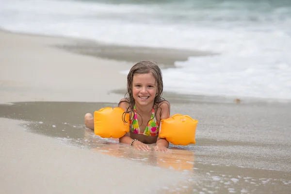 Petite fille sur la plage — Photo