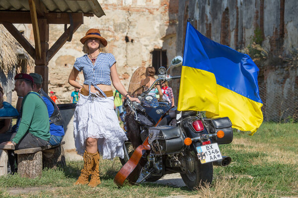 Девушка возле мотоцикла с флагом Украины
