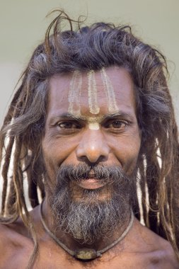 Sadhu, Ganj Nehri boyunca ghat kutsal adam oturur. Rishikesh, Hindistan