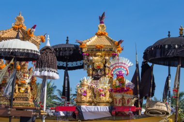 Geleneksel Balinese ayin sunak sırasında kutlamak Bali dili yeni yıl ve baharın gelişini Ketewel sahilde. Bali, Endonezya