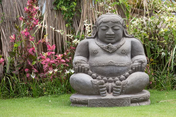 Tradiční kamenná socha v zahradě. Ostrov Bali, Ubud, Indonésie — Stock fotografie