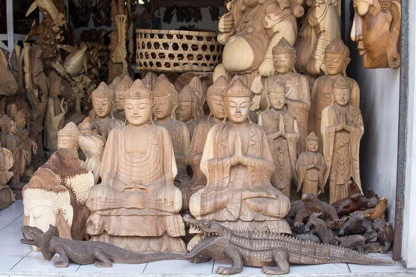 Lembranças de madeira para turistas em um mercado na ilha de Bali. Ubud, Indonésia — Fotografia de Stock