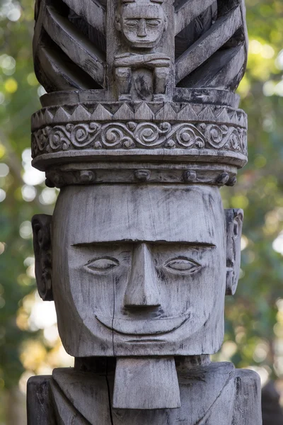 Traditional wooden sculpture in the temple in Ubud, Bali, Indonesia — Stock Photo, Image