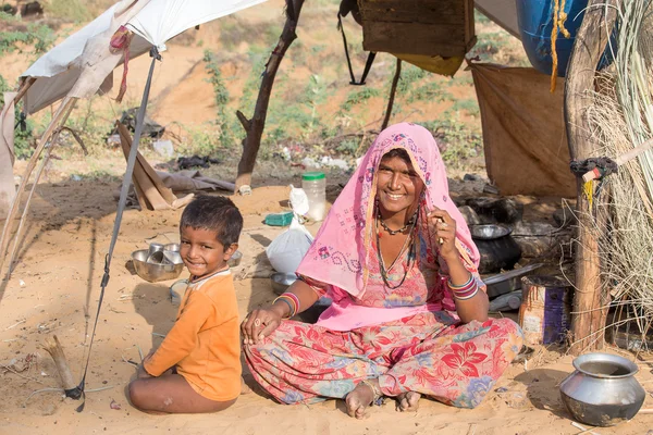 Koldus indiai nő és gyermek Pushkar, India — Stock Fotó