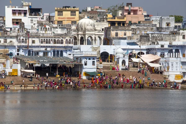 Niet-geïdentificeerde mensen in Heilige Pushkar Sarovar lake in India — Stockfoto