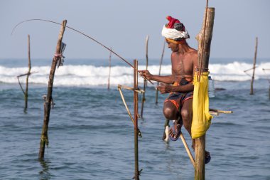 Kimliği belirsiz yerel balıkçılar benzersiz tarzı Balık tutma. Bu tür Balık tutma için Güney Sri Lanka Hint Okyanusu'nda geleneksel.