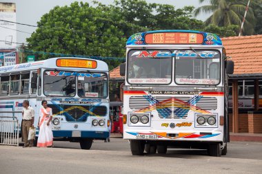 Galle için düzenli halk otobüsü Hikkaduwa üzerinden. En yaygın toplu taşıma türü Sri Lanka otobüsler.