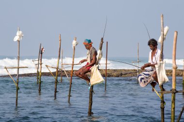 Kimliği belirsiz yerel balıkçılar benzersiz tarzı Balık tutma. Bu tür Balık tutma için Güney Sri Lanka Hint Okyanusu'nda geleneksel.