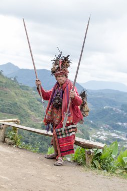 Eski Ifugao pirinç terasları yanındaki ulusal elbise bir adam. Ifugao - Filipinler insanlar. Dağ halkları anlamına gelir.
