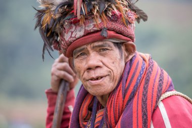 Eski Ifugao pirinç terasları yanındaki ulusal elbise bir adam. Ifugao - Filipinler insanlar. Dağ halkları anlamına gelir.