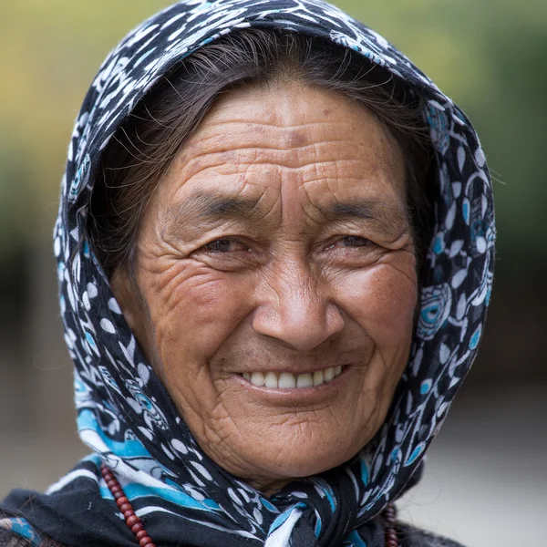 Stary niezidentyfikowany lokalnych kobieta siedzi odkryty w Leh. Większość mieszkańców jest potomkiem tybetańskiego. — Zdjęcie stockowe