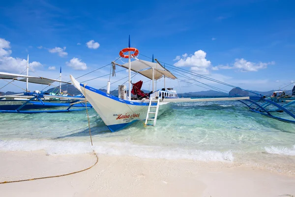 Barcos à espera de turistas para viajar entre as ilhas. El Nido é um dos principais destinos turísticos do mundo . — Fotografia de Stock