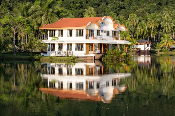 Krásné horské jezero tropický resort — Stock fotografie
