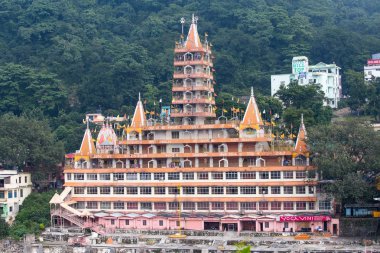 Tera Manzil tapınakta Rishikesh yakınındaki nehir Ganj, Hindistan