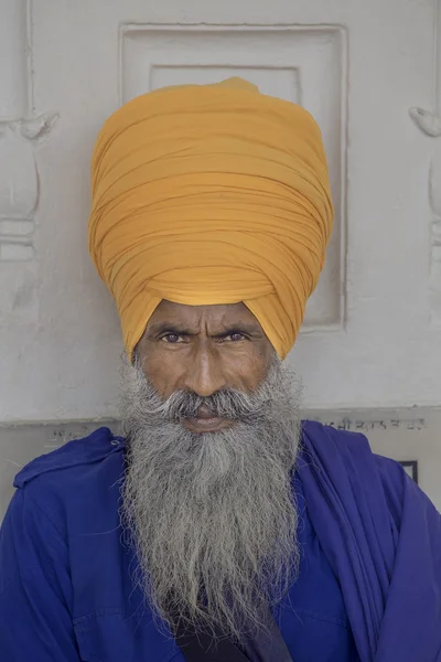 Portret van Indiase sikh man in tulband met borstelige baard — Stockfoto