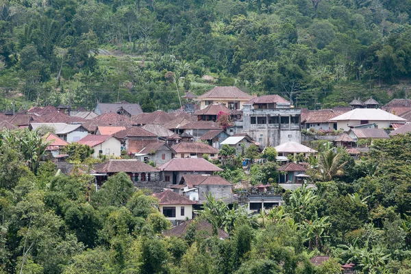 Telhados de casas na colina. A ilha de Bali, Indonésia — Fotografia de Stock