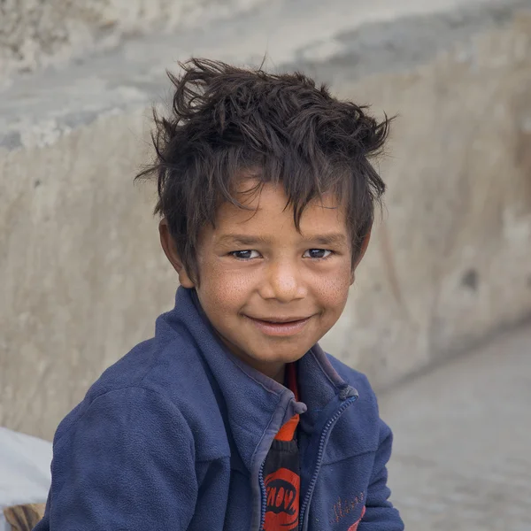 Beggar boy in Leh, India — Stock Photo, Image