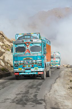 Kamyon üzerinde yüksek irtifa Manali - Leh road, Hindistan 