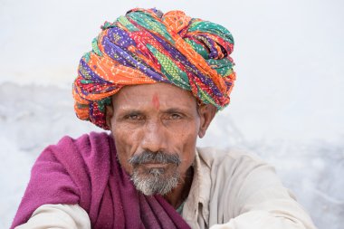 Hintli adam, oturur ghat Pushkar kutsal Sarovar gölde boyunca üzerinde