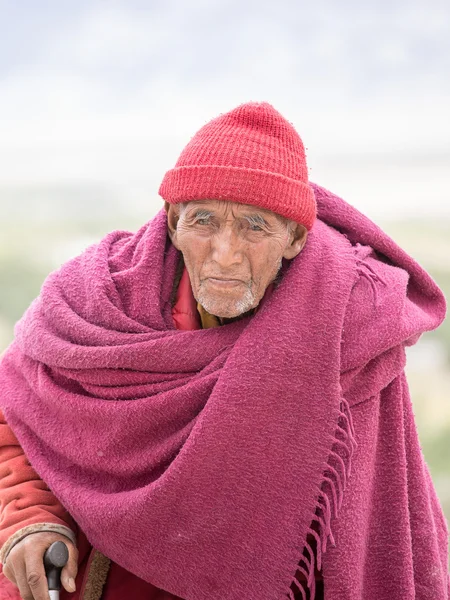 Stary mnich buddyzmu tybetańskiego w Ladakhu. Indie — Zdjęcie stockowe