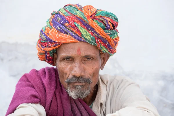 Indier, zit op de ghat langs de Heilige warme meer in Pushkar — Stockfoto