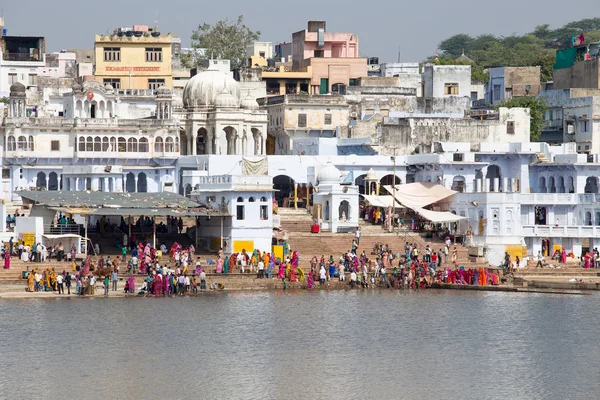 Svaté ghats na posvátné jezero Sarovar. Pushkar, Indie — Stock fotografie