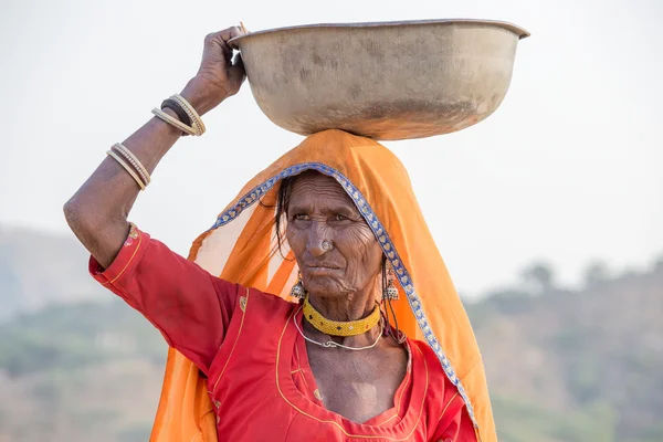 Mujer india en el asistió a la anual Pushkar Camel Mela — Foto de Stock