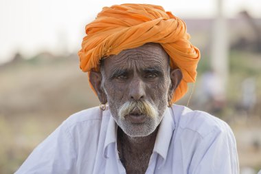 Portre Hintli yıllık Pushkar deve Mela katıldı. Hindistan