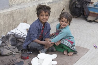 Dilenci çocuk ve kız Leh, Hindistan
