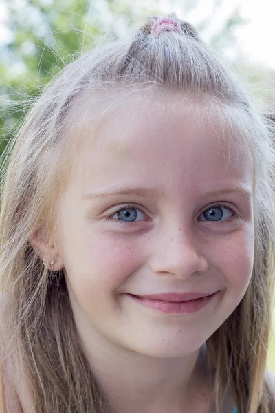 Schattig klein meisje op de natuur in zomerdag — Stockfoto