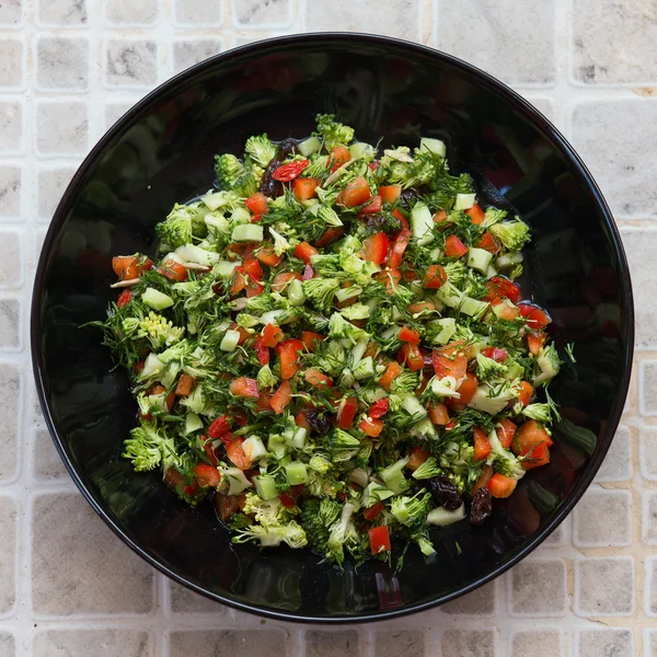 Frischer Salat mit Brokkoli, Paprika, Fenchel, Rosinen, Sonnenblumenkernen — Stockfoto