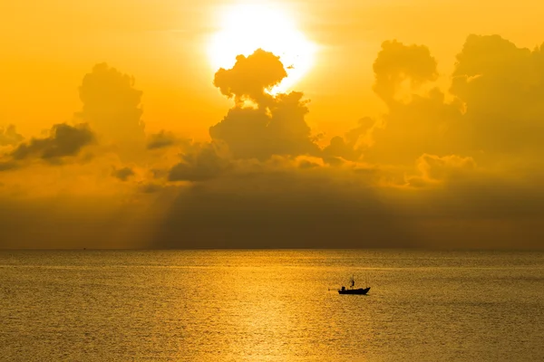 Vacker soluppgång på stranden i Thailand. — Stockfoto