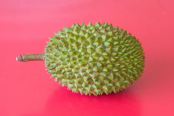 Król owoców, durian na czerwonym tle — Zdjęcie stockowe