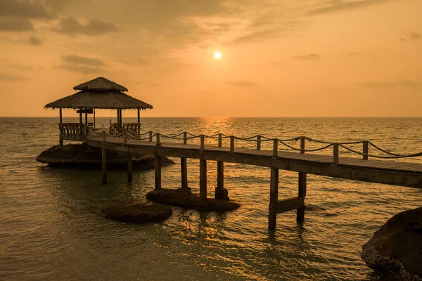 Gün batımı ve deniz dalga koh kood, Tayland'ın plajda köprü — Stok fotoğraf