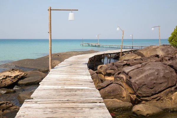 Molo di legno sulla bellissima spiaggia tropicale dell'isola Koh Kood, Thailandia — Foto Stock