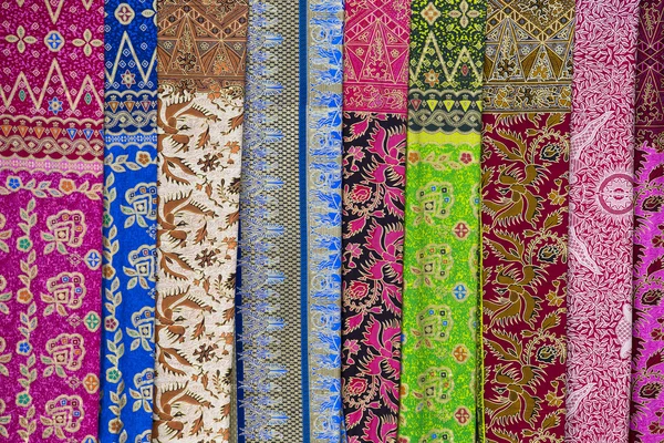 Assortiment van kleurrijke sarongs te koop, eiland Bali, Ubud, Indonesië — Stockfoto