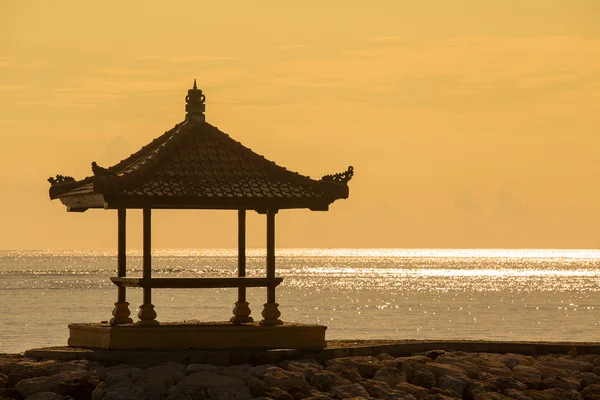 Lusthuset på den tropiska stranden under sunrise. Ön Bali, Sanur, Indonesia — Stockfoto