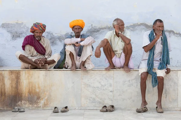 Homens indianos, sentados na rua em Pushkar, Índia — Fotografia de Stock