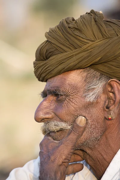 Ritratto uomo indiano ha partecipato alla annuale Pushkar Camel Mela. India — Foto Stock