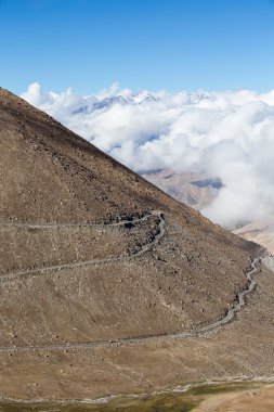 Himalaya manzara Manali Leh yolu boyunca. Hindistan 
