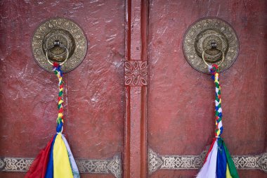 Gompa - Tibetli Budist manastır, kapı kapı kapı kolu. Ladakh, Hindistan 