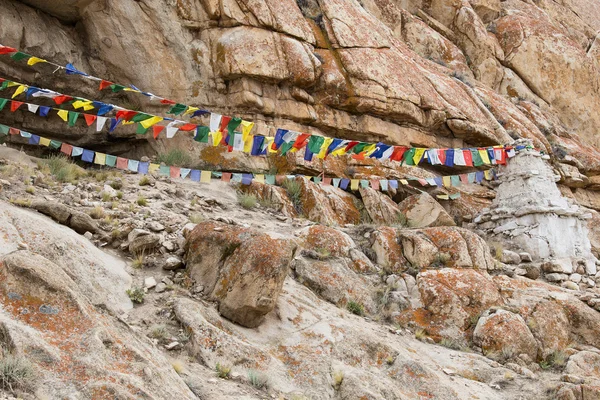 Kolorowe flagi modlitewne buddyjskich w Ladakh, Kaszmir — Zdjęcie stockowe