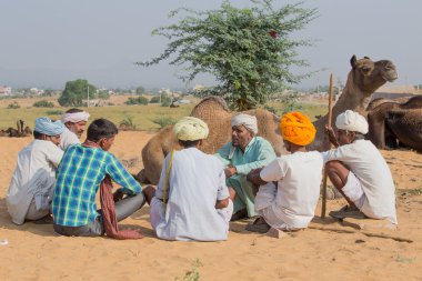 Hint erkekler yıllık Pushkar deve Mela katıldı