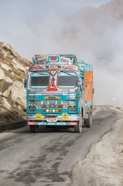 Kamyon üzerinde yüksek irtifa Manali - Leh road, Hindistan 