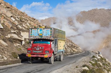 Kamyon üzerinde yüksek irtifa Manali - Leh road, Hindistan 